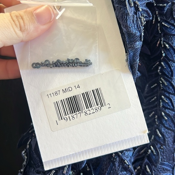 Mac Duggal 11187 NWT EMBROIDERED APPLIQUE SHOULDER DETAIL TRUMPET GOWN - Picture 7 of 7